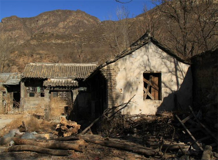 杨家峪是门头沟斋堂镇内的一座小村落,位于大寒岭西北麓,建在高山下的