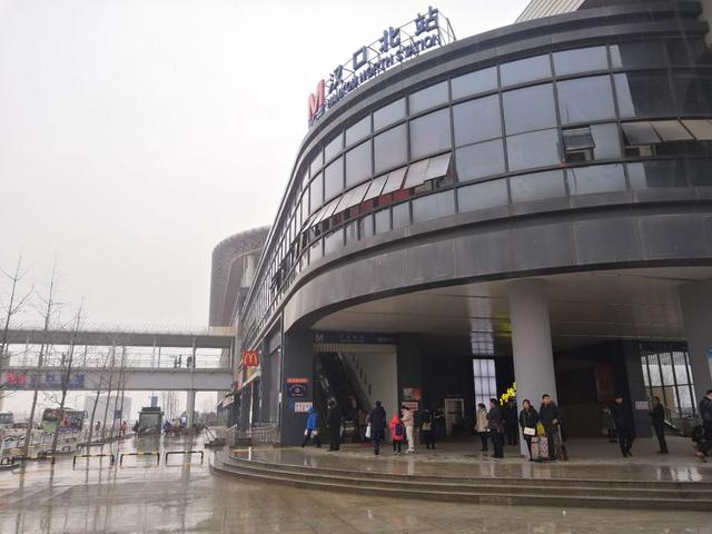 汉口北轻轨站出站口占道摊贩已清离,但仍有摩的候客