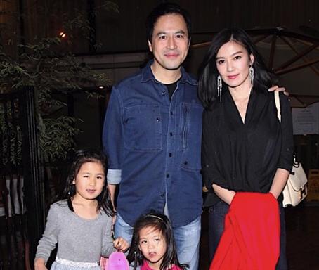 林熙蕾与老公带着女儿,外出用餐享受天伦之乐,一家四口非常温馨