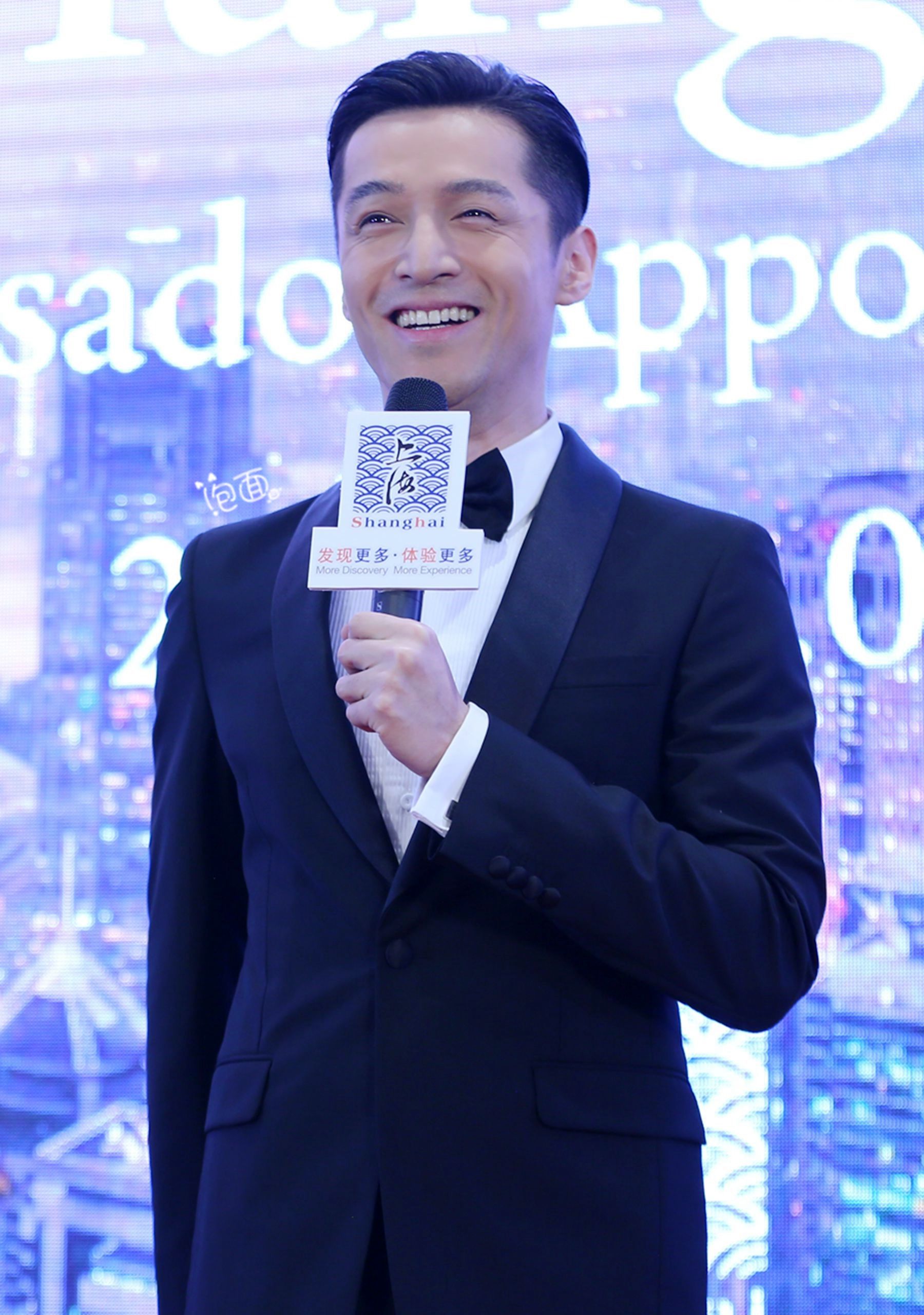 胡歌,一个被岁月厚待的大男孩,笑起来太有感染力了!