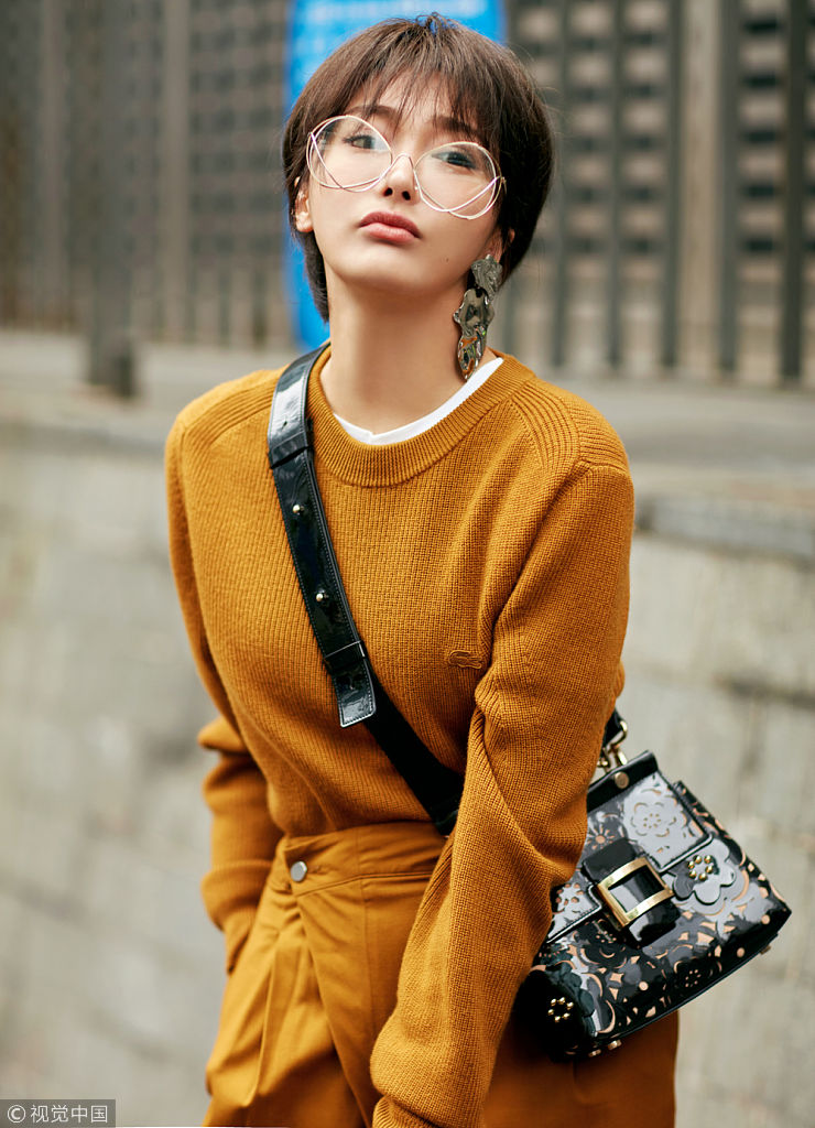 陈冰lacoste毛衣roger vivier斜挎包 vetements高筒袜高街时髦