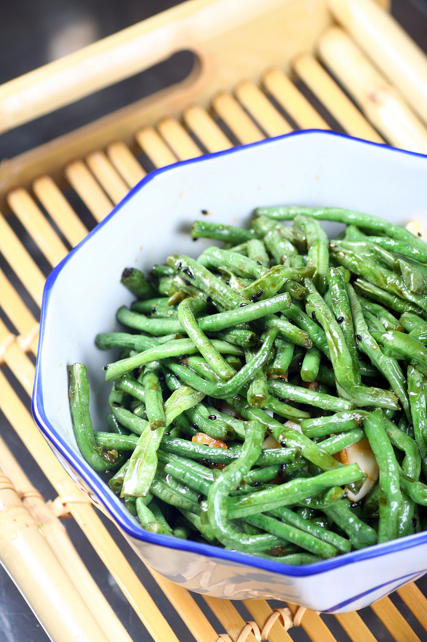 03腌制豆角: 将老豆角洗净切段,加入适量盐腌制10分钟,然后挤干