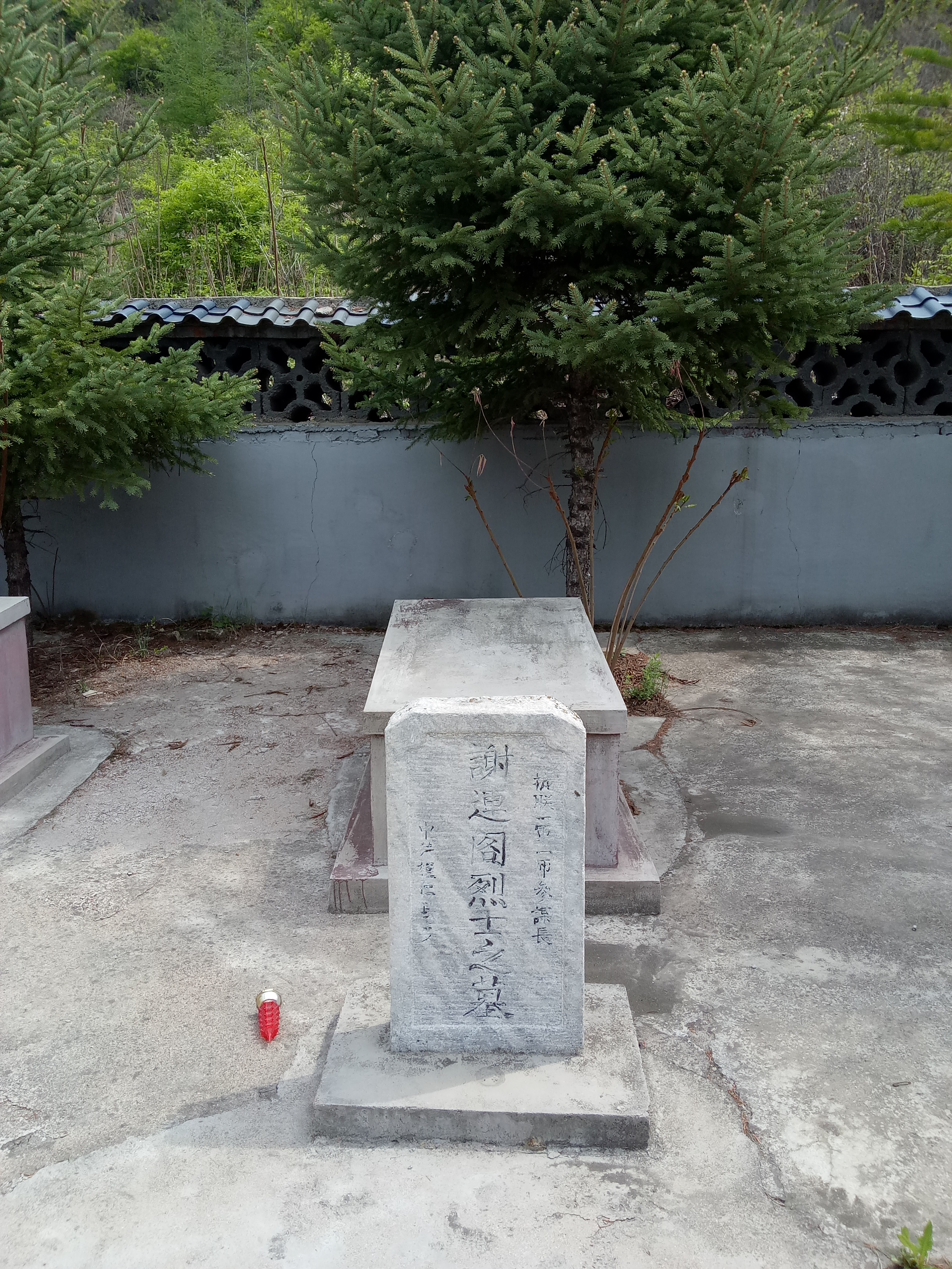 纪念碑后由东向西并排安葬五位革命烈士墓,三位是抗联烈士遗骸,二位是