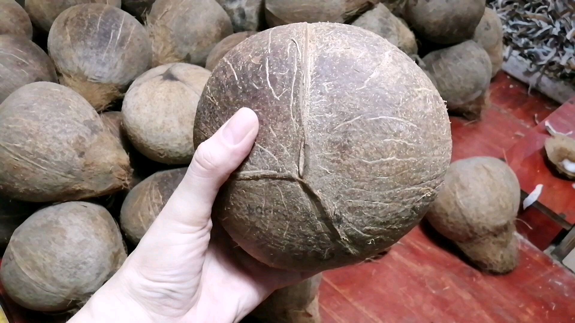 老椰子全身都是宝,3分钟学会在家自制椰蓉椰子奶昔,只要一个椰子