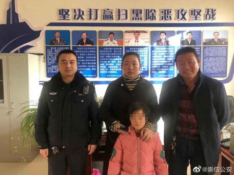 崇信一粗心母亲走亲戚期间与女儿走失 警方协助母女团聚