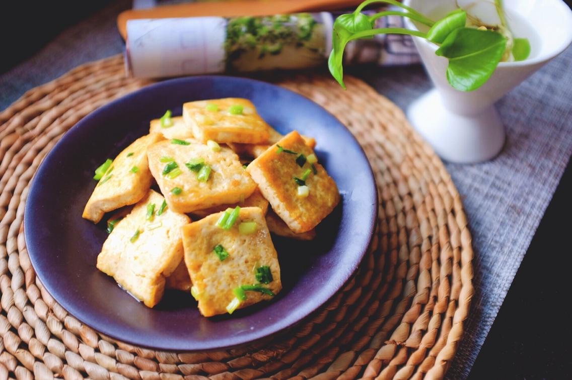 香煎豆腐,营养丰富,香嫩滑口,吃了还想吃