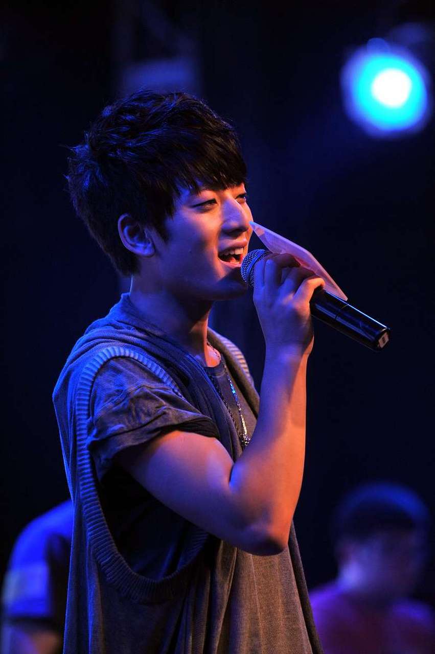 网友爆料陈翔最近正在做直播带货,直播间中仅4万人观看.