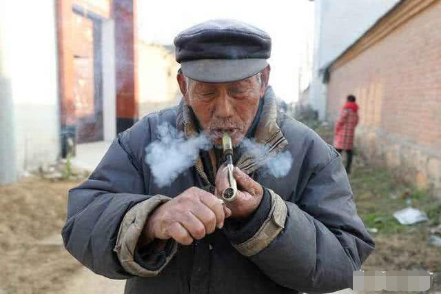 老农不解:以前农民抽劲大的旱烟,为何不得肺病?看赤脚医生咋说