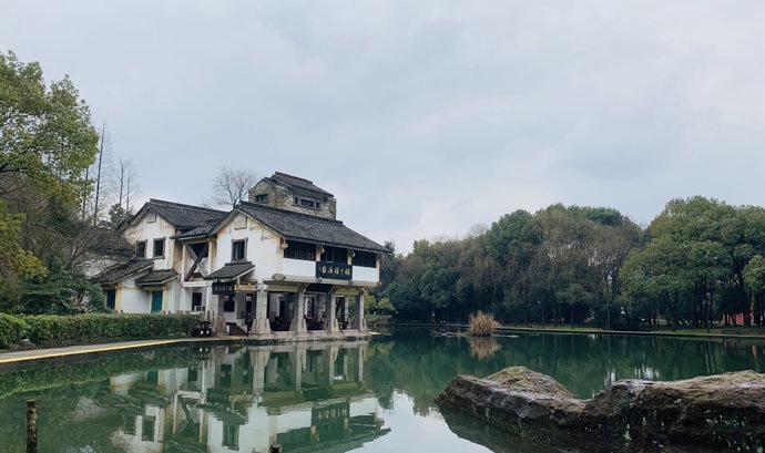 因为天气原因,游玩的人很少,开张的店铺也很少,但是