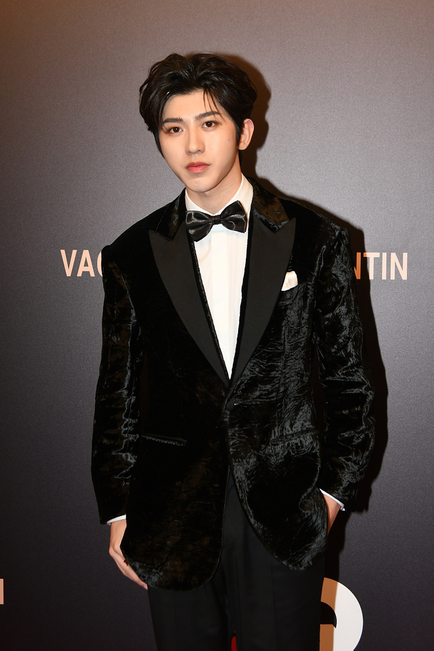 蔡徐坤最近腹肌上了热搜,自从出事之后他就从头到尾换了种风格,以前