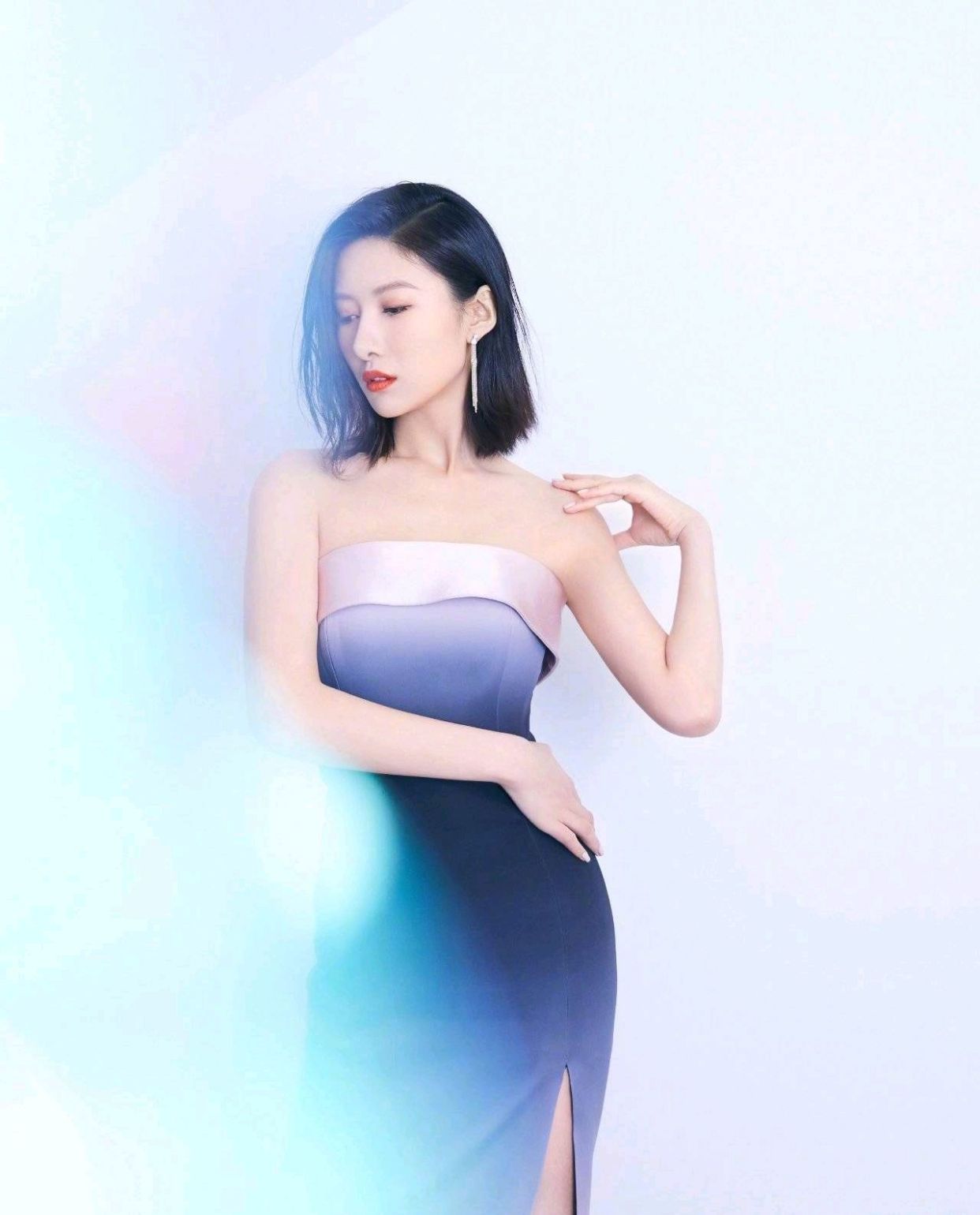 吴优渐变抹胸开叉裙,大秀性感身材,惹火万分!