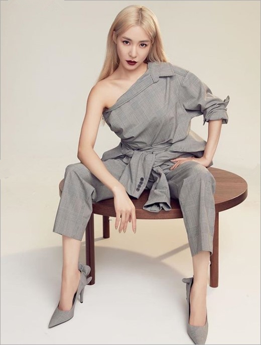 韩国女团少女时代成员tiffany近日在sns发布了多张她的最新时装杂志照
