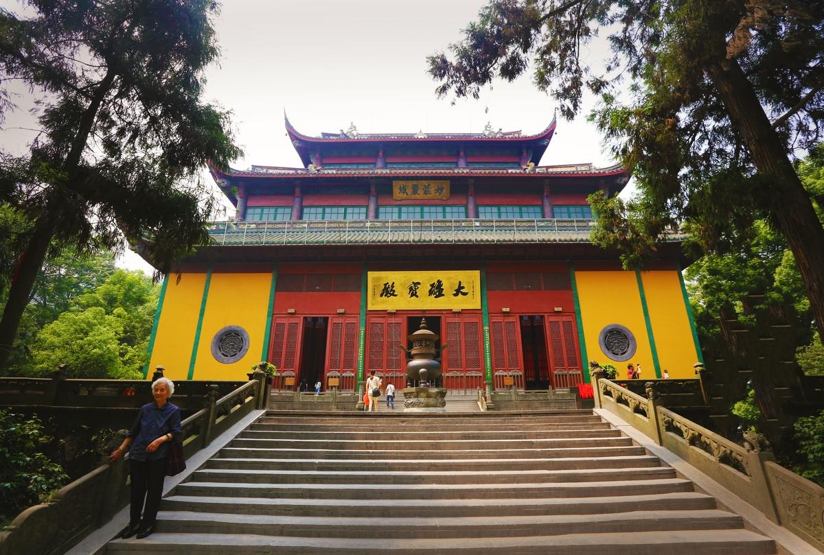 浙江最火的一个寺庙,被誉为江南禅宗,还赠送三支清香,就在杭州