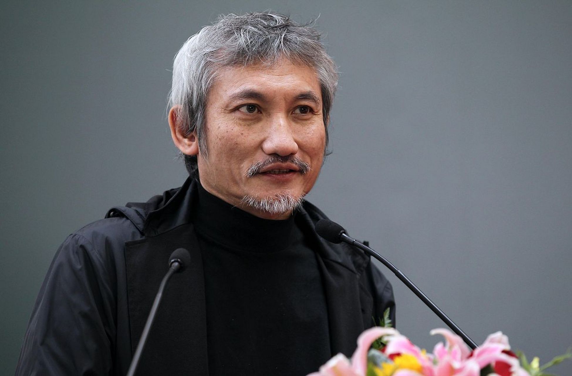 近日,有八卦媒体拍到73岁徐克和小30岁的女友乐乐一起散步,两人感情