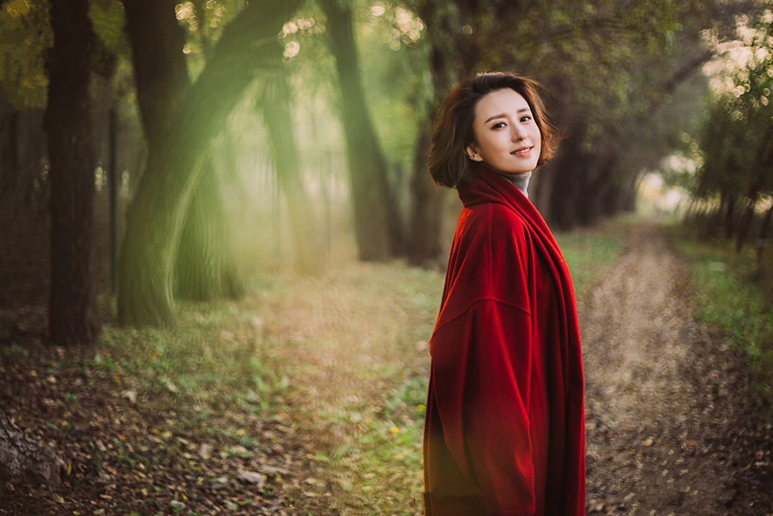 央视主持张蕾剪短发好美,私服简单文艺,气质婉约好似第二个董卿