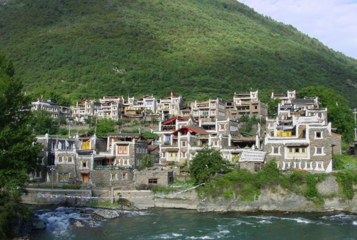 甘肃甘南迭部县桑坝乡地区发生森林火灾 人员接近困难