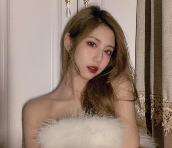 时隔5年lpl女解说再登《男人装》,这咬嘴唇太美了!