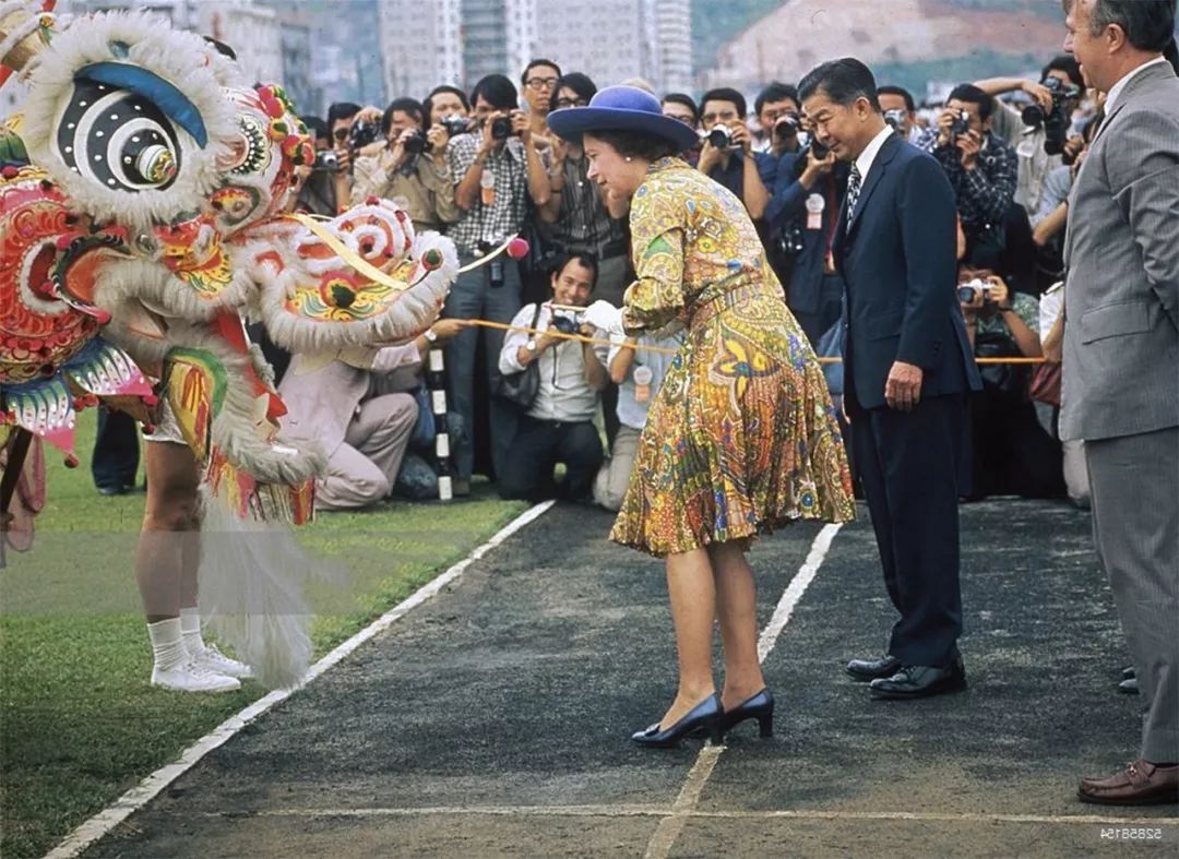中国舞狮受英王室欢迎戴安娜和女王在香港欣赏公主拿毛笔点睛