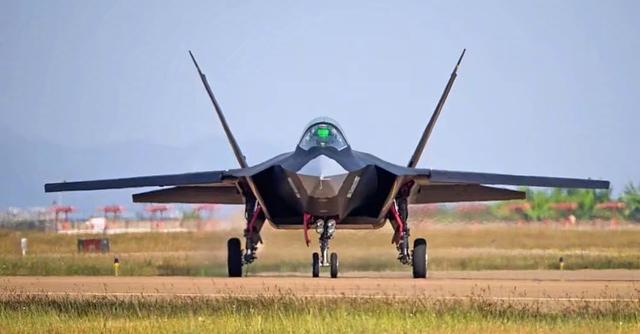 歼31模型喷涂战术标志,国产隐身机低调立项,未来上舰已成定局