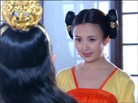 是《至尊红颜》中恨得牙痒的反派,17岁出道,在走红期因孩子隐退