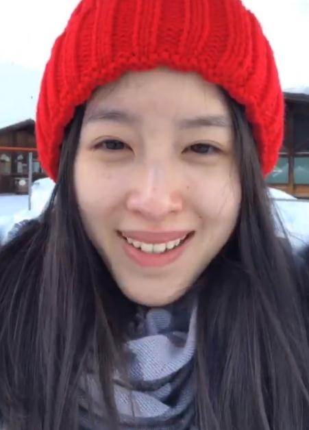 奶茶妹妹素颜出镜见粉丝,戴着小红帽,实力卖萌,真可爱!