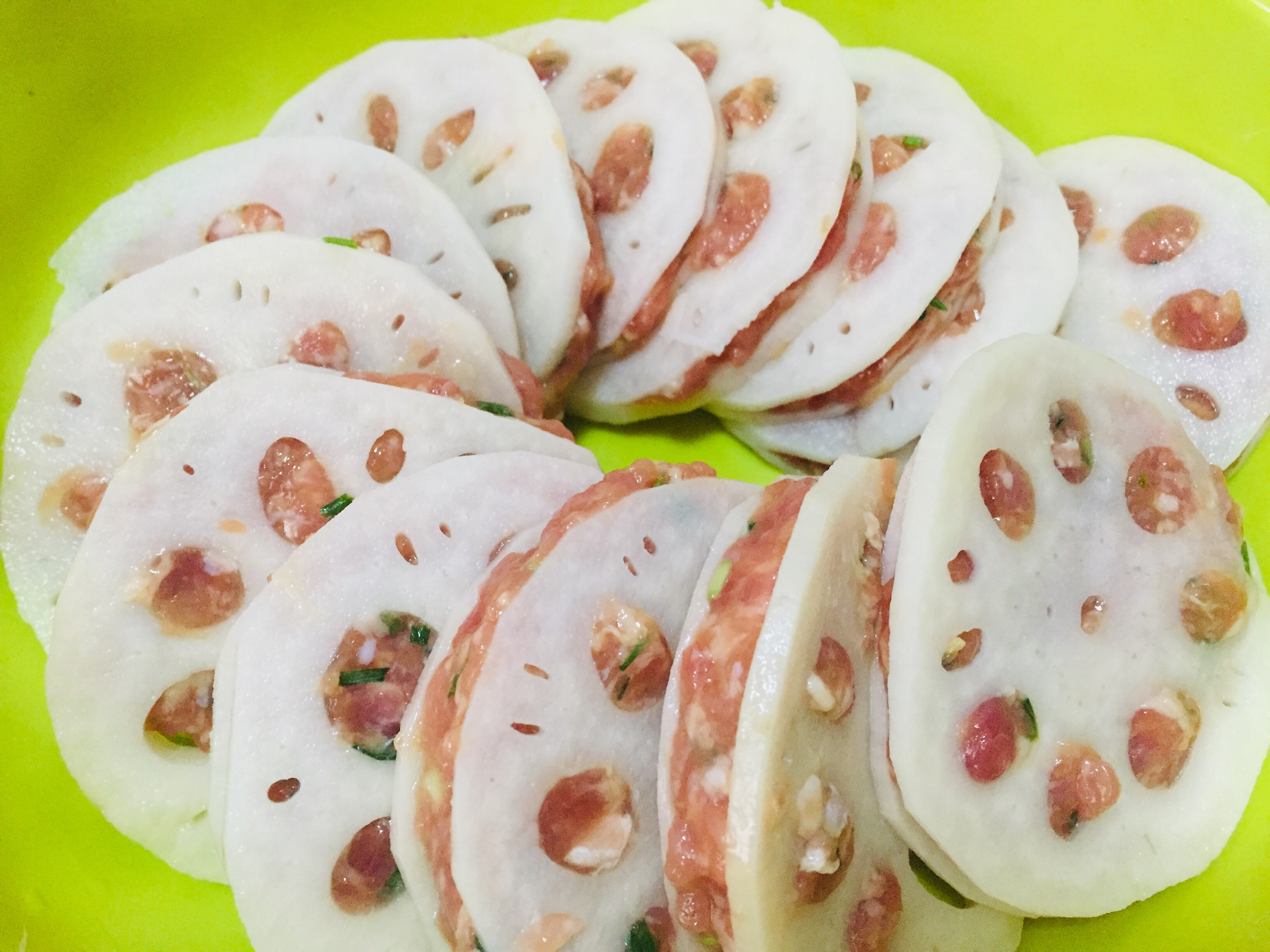 莲藕切片夹肉,裹上面粉糊炸一炸,咬一口贼香贼好吃