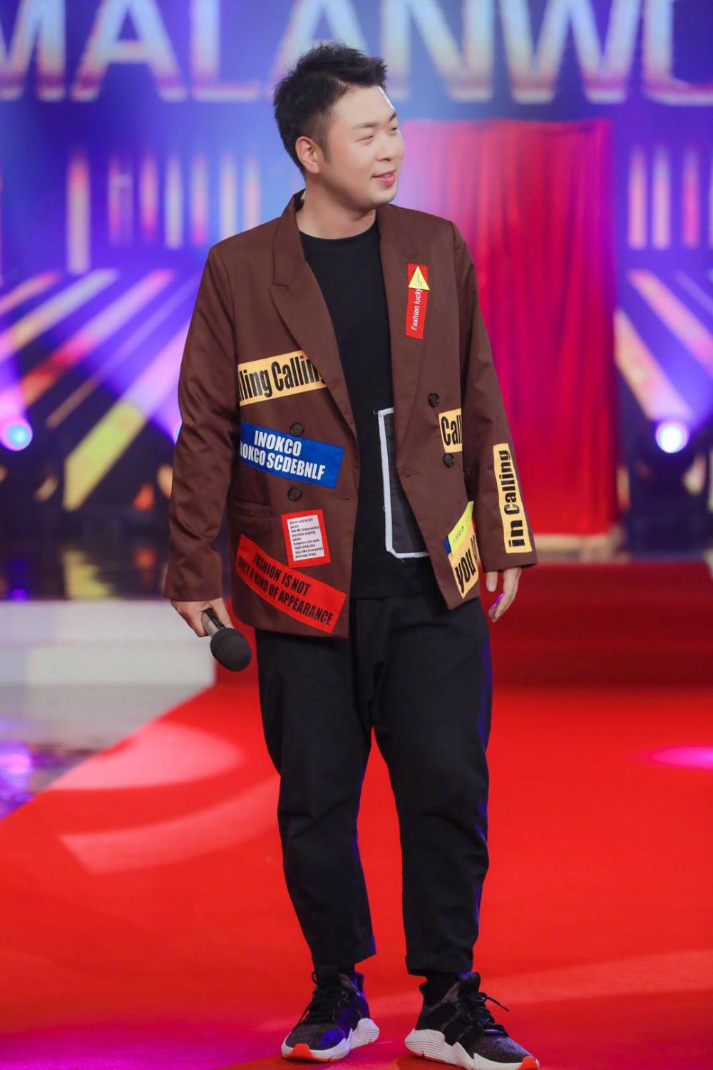 杜海涛戴帽子显得头有点大,不过蛮可爱的!