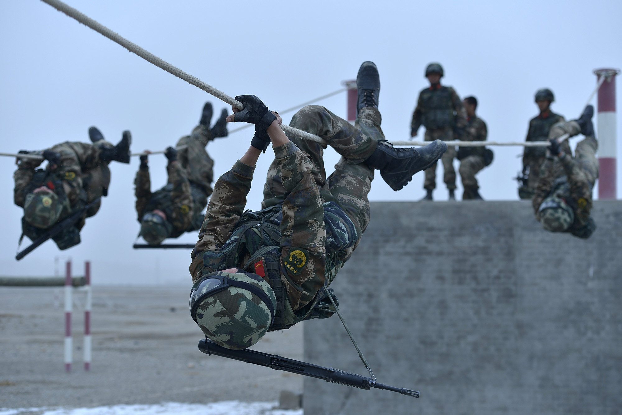 闻所未闻!士兵深陷危机长官还在打扑克,美其名曰:为他们好