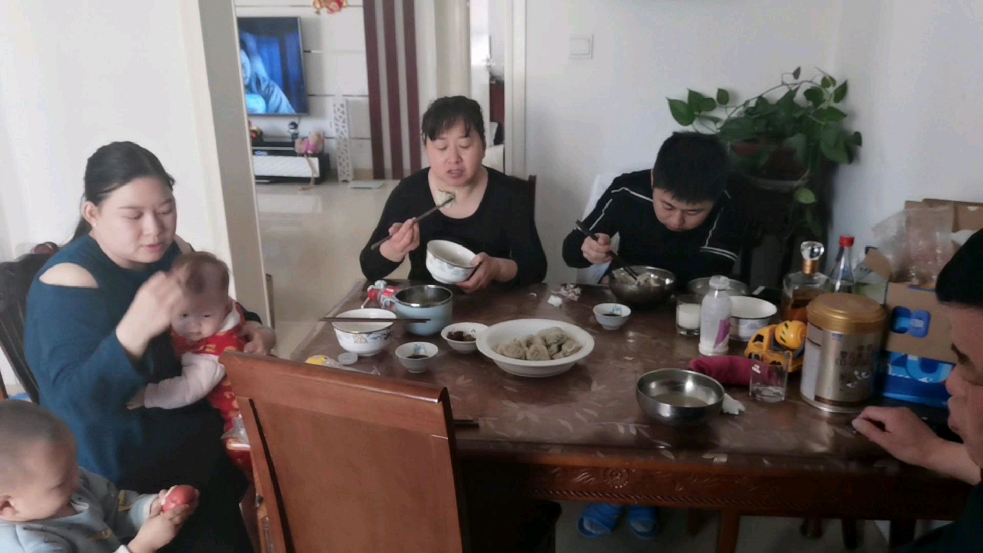 大姐用挖的荠菜包饺子,放点洋葱味道就是不一样