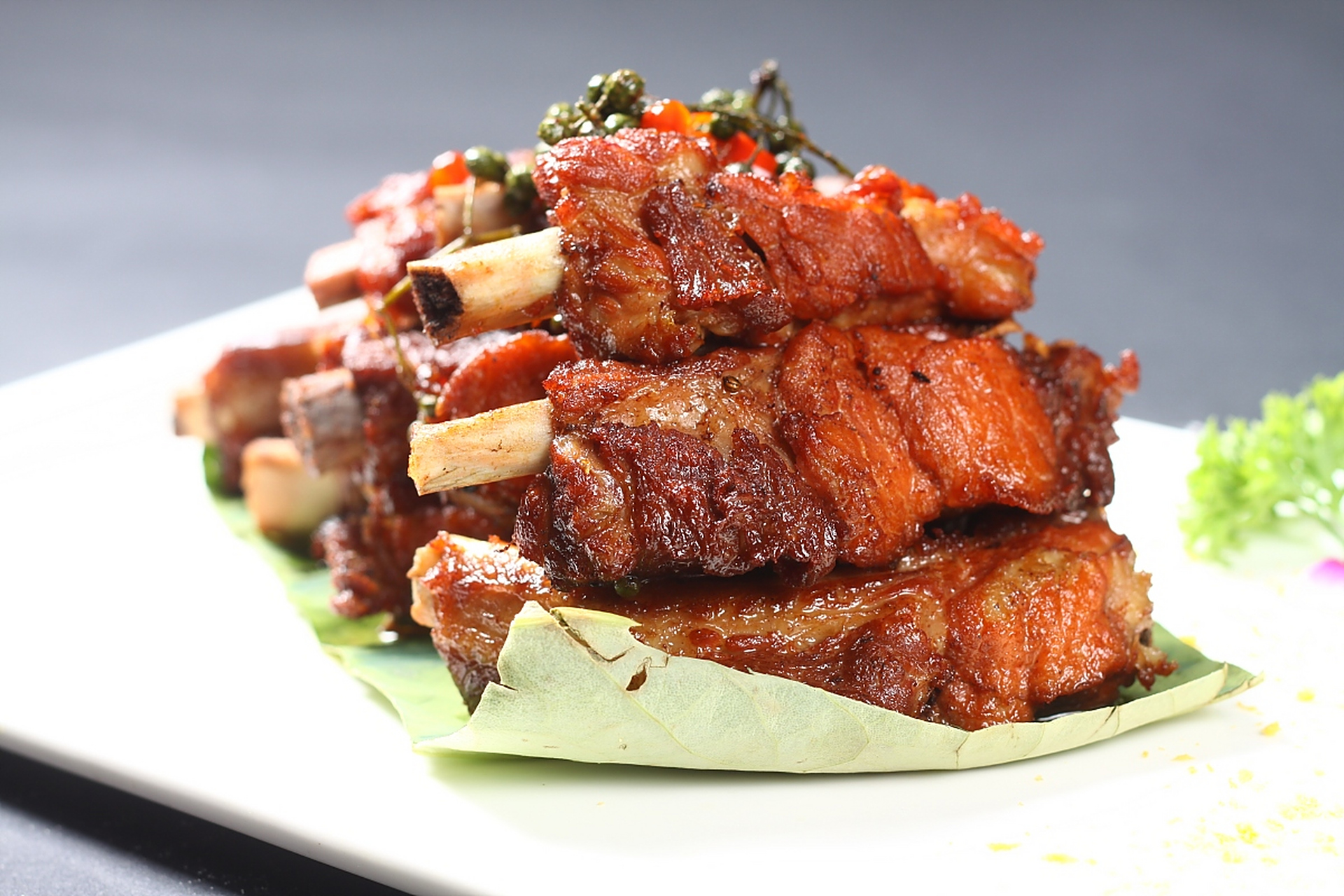 大家好,欢迎来到农村美食课堂,今天我要分享的是一道非常经典的卤排骨