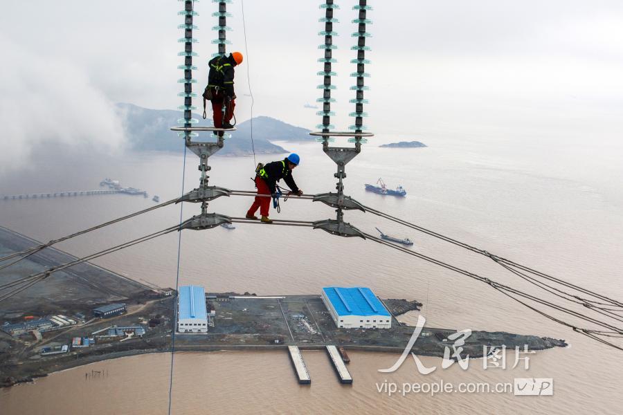 浙江舟山:电力工人300米高空巡线迎投运