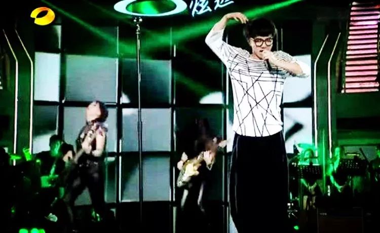 看华晨宇《假行僧》诡异笑容的背后 一曲唱罢所有人都呆住了