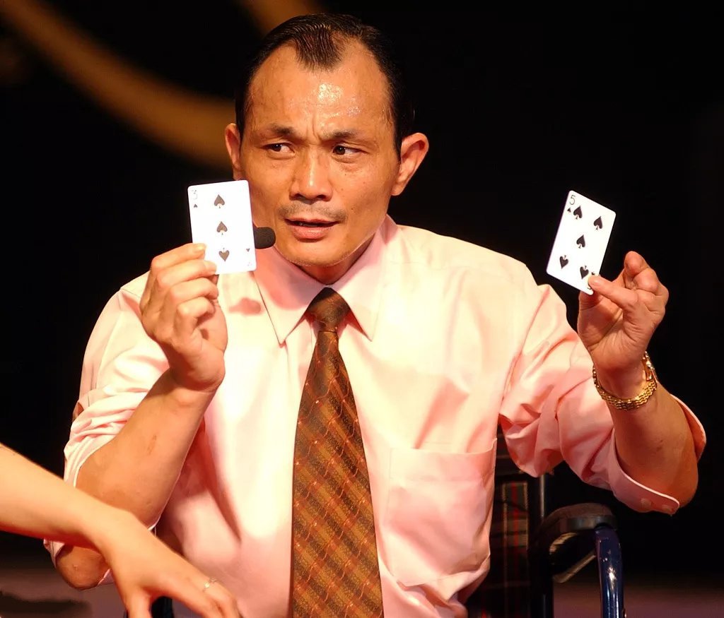 "亚洲赌王"出老千,被人砍掉2条腿和3根手指,你还敢赌吗?