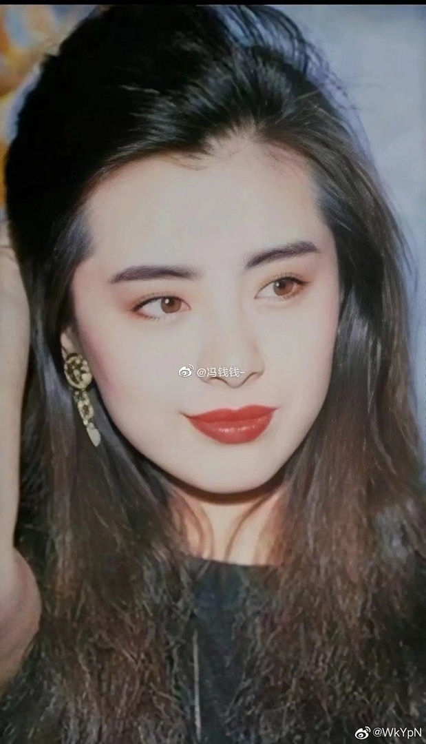 和电影角色进行q版化,王祖贤的各大银幕形象也在其笔下变身可爱娃娃