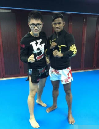 韩博惟挑战拳击网红:我用单手单脚,拍出民间约战最高奖玛莎拉蒂