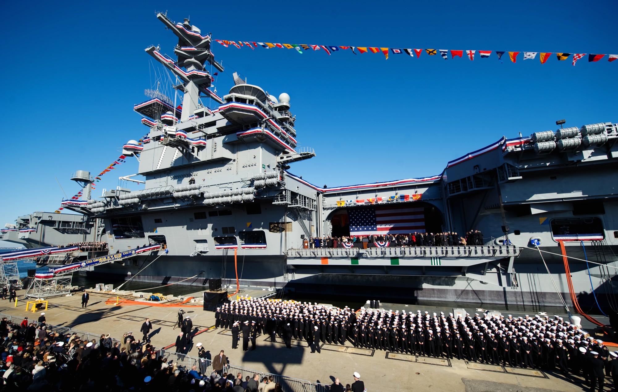 布什号航空母舰下水时的盛况