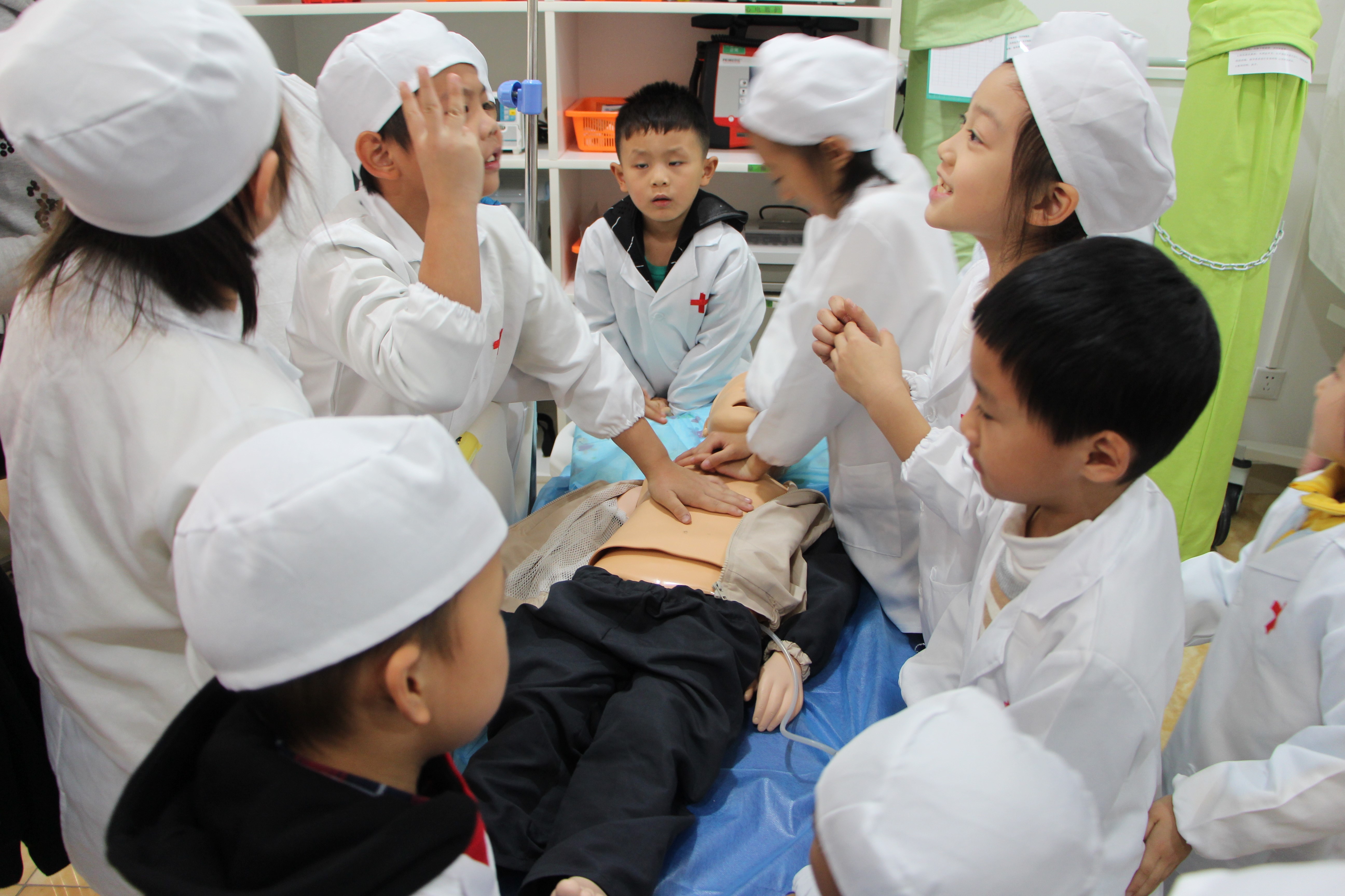 龙华心济源携手康贝儿童医院 特别举行小小医生体验活动行