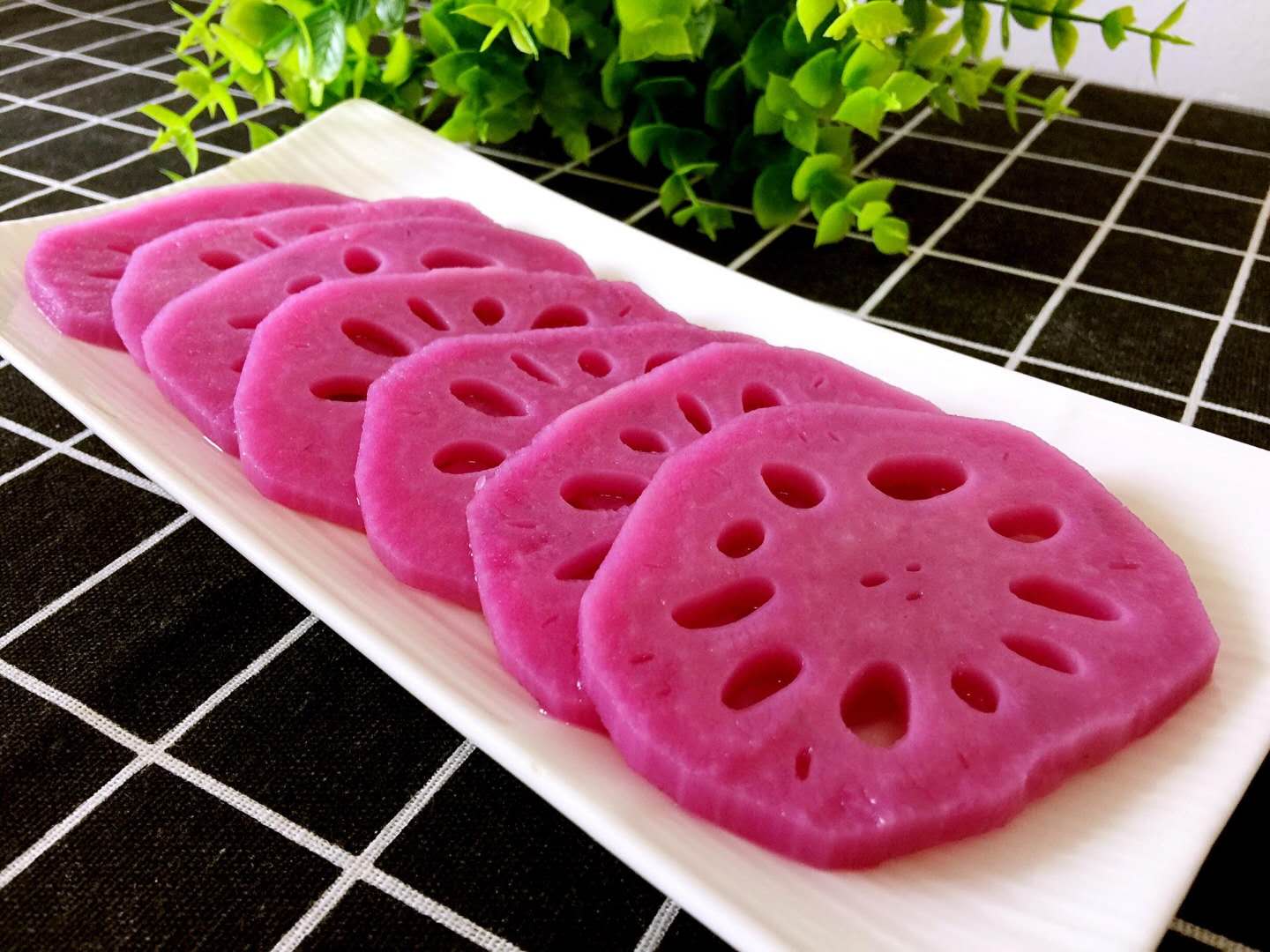 胭脂藕这道菜不仅好吃,而且还特别的美观