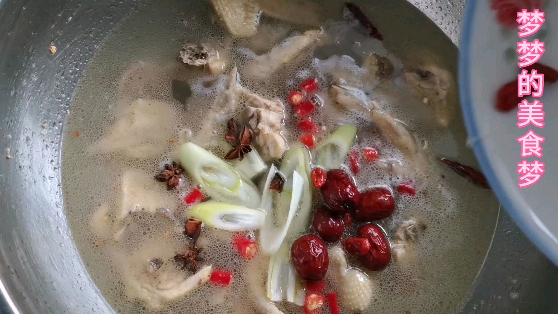 28块钱买的三黄鸡用一半来煲汤,营养美味,太实惠啦!