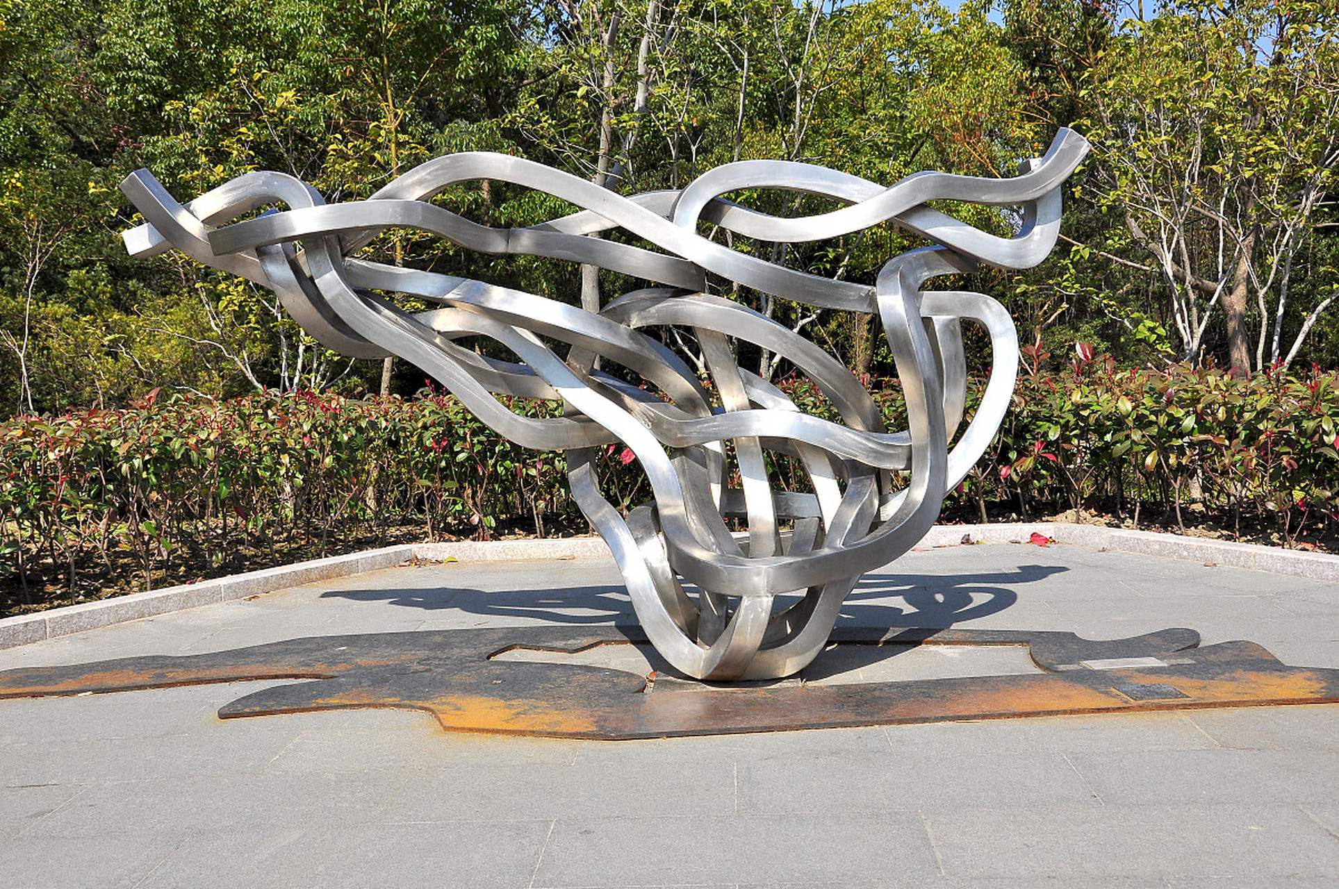 雕塑,是一种独特的艺术形式,它将不锈钢材料的坚硬与几何图形的简洁