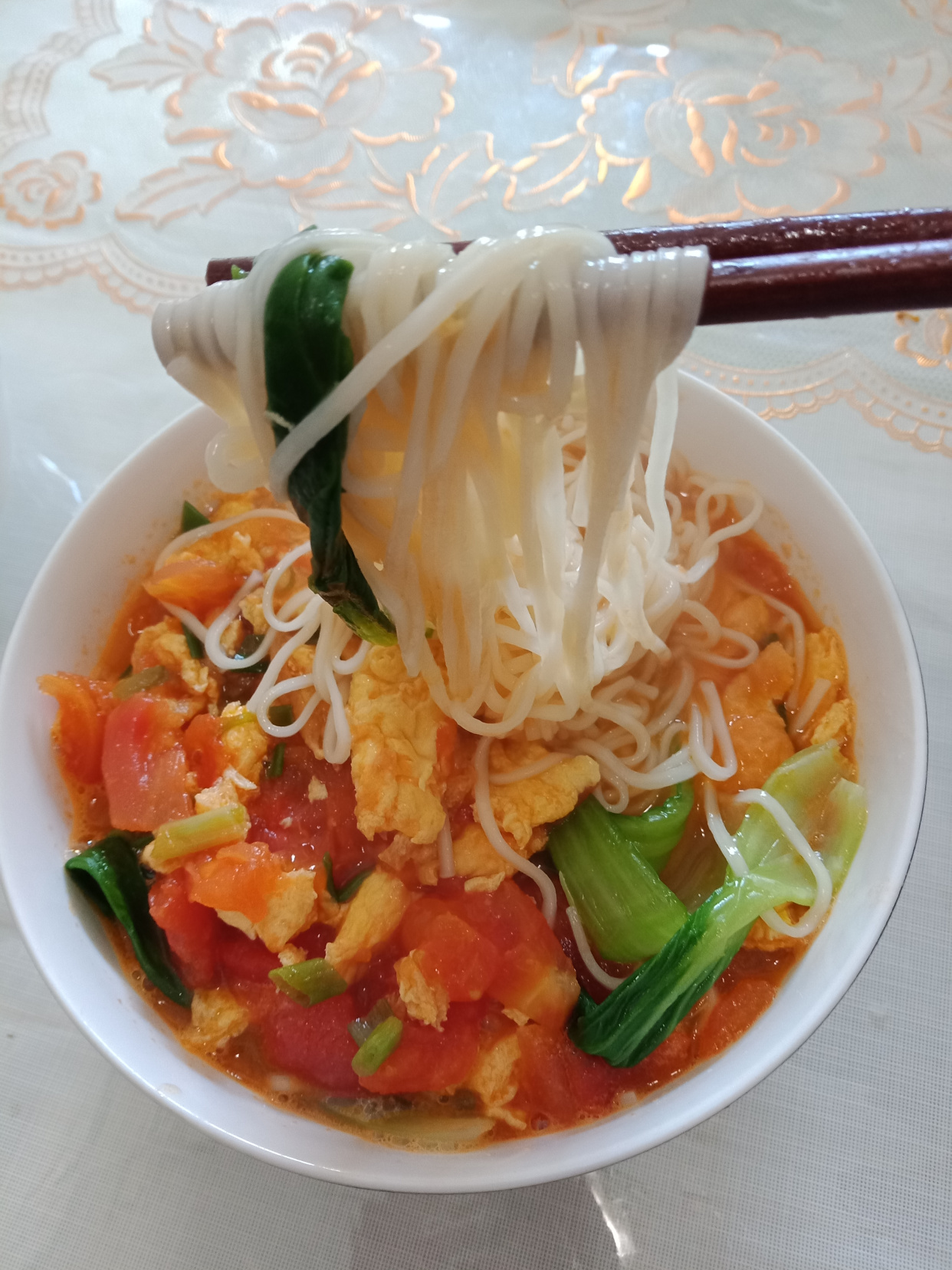 早餐来碗西红柿鸡蛋打卤面,色靓味美,家里人连吃三天汤都不剩