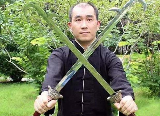 鸡刀镰,心意门双器械之一,亦称拥花腰子,流传于山西,相传为心意拳创始