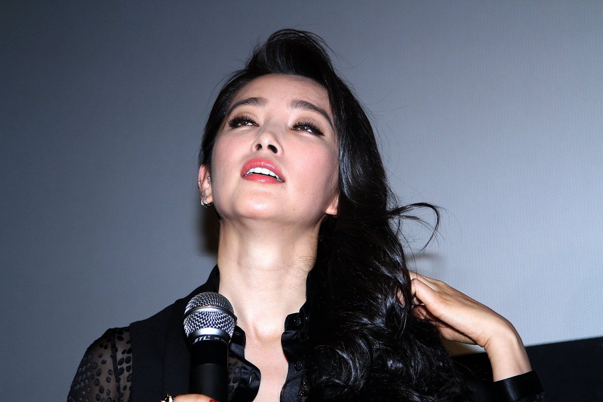 在《生化危机》中,她饰演的艾达王一角让观众感受到了她的果敢勇猛