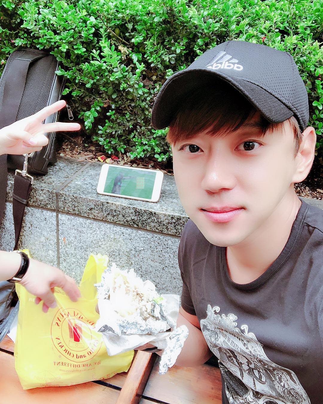 工作之余不忘看球 黄致列街头化身热血球迷