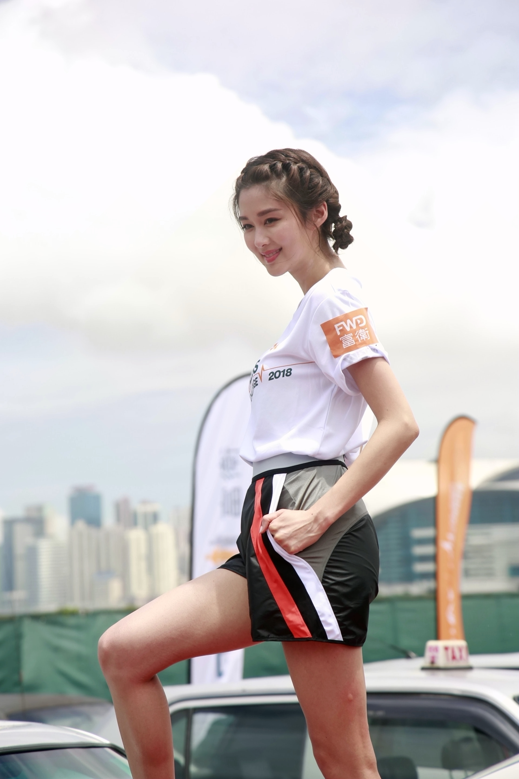 精致的麻花辫发型为香香公主增添了几份俏皮可爱!