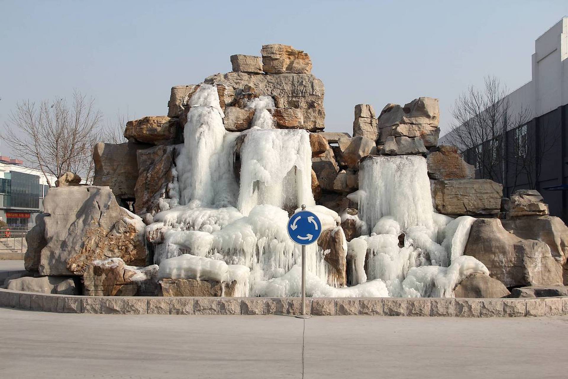 今天带你们认识一种新式的假山景观——水泥直塑的塑石假山.