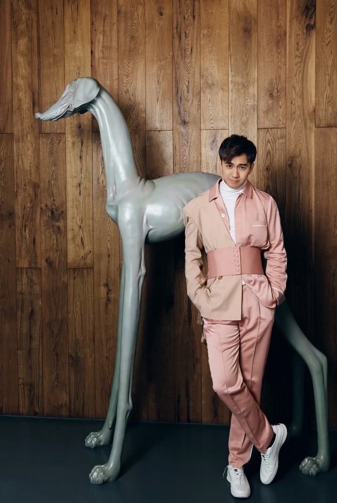 翟天临时尚写真变优雅小王子,粉色那套不敢看,辣眼睛