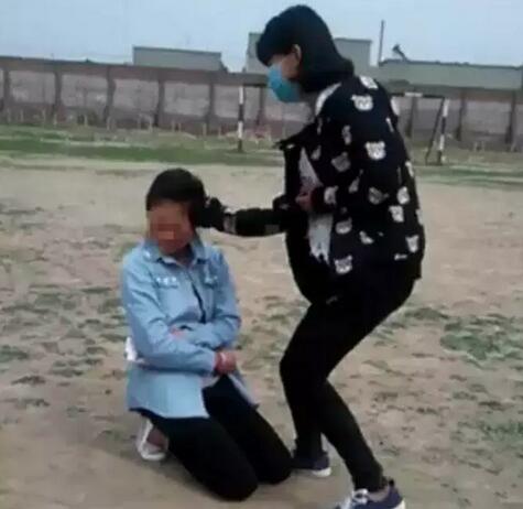 女加油工给奔驰女司机磕头:这一跪是怎么来的?