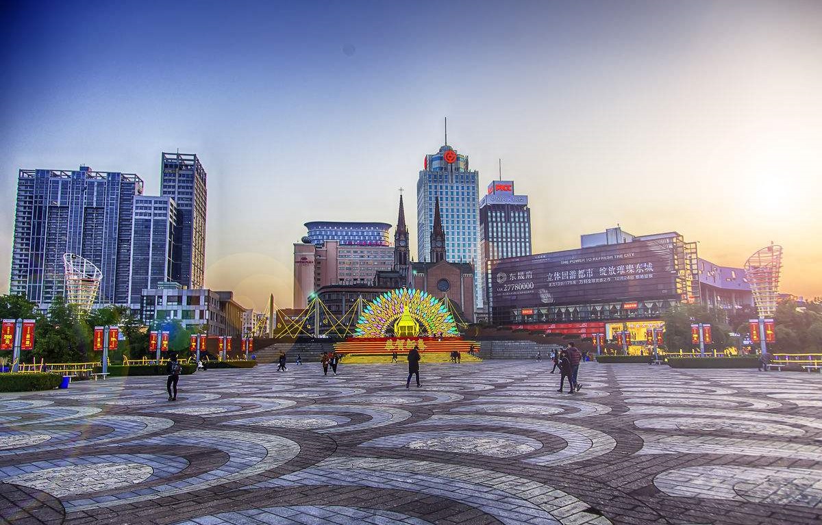 这是一个以商业和娱乐为主的城市广场,在这里,人们既能购物聚餐,还能