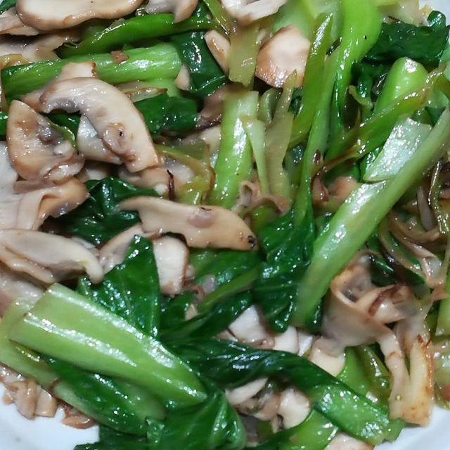 草菇青菜,口感滑嫩,清热败火